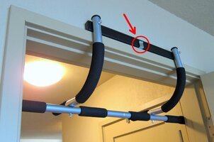 Doorway pull up bar 07   safety w 